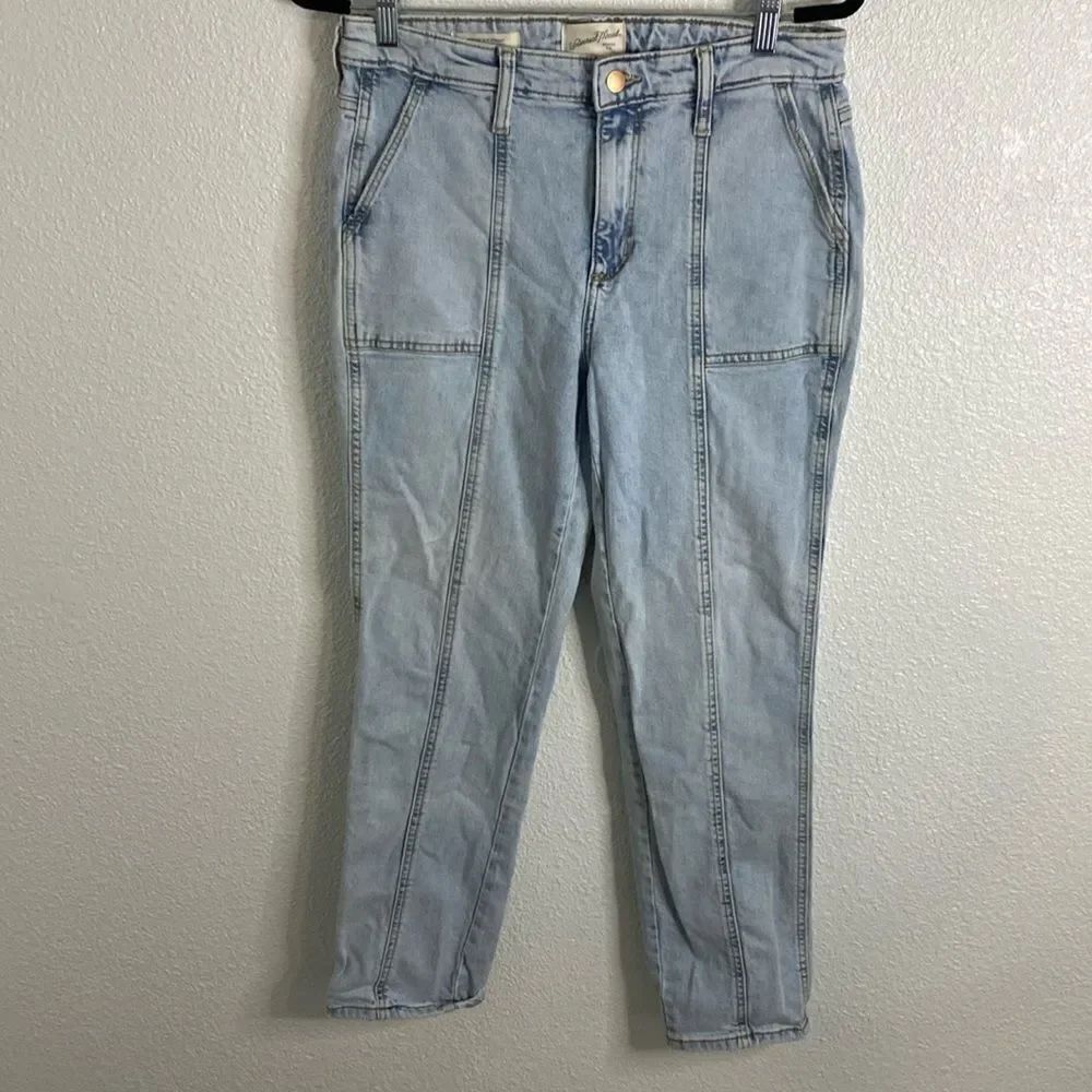 Universal Thread- high rise slim straight- light wash- Size 6